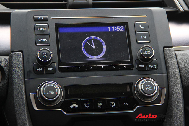 Giá thấp hơn 140 triệu đồng, Honda Civic phiên bản mới bị cắt giảm gì so với bản đủ?